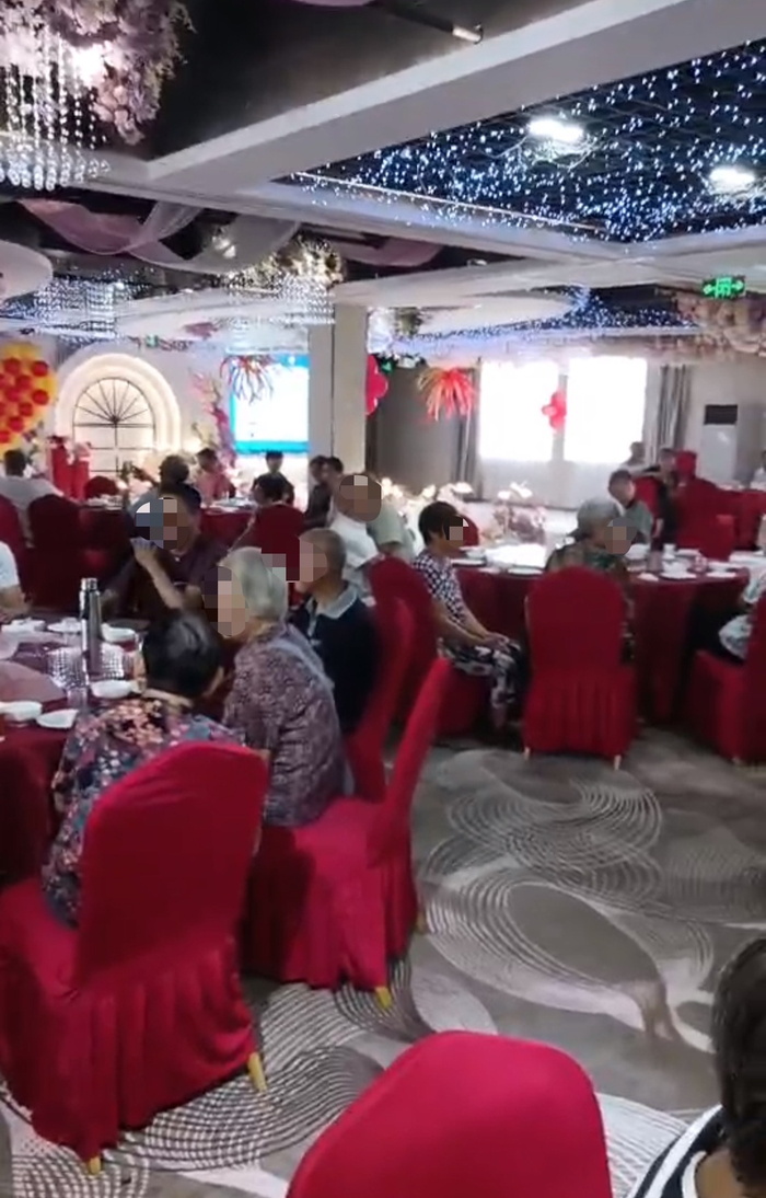 理疗店组织老人聚餐。受访者供图