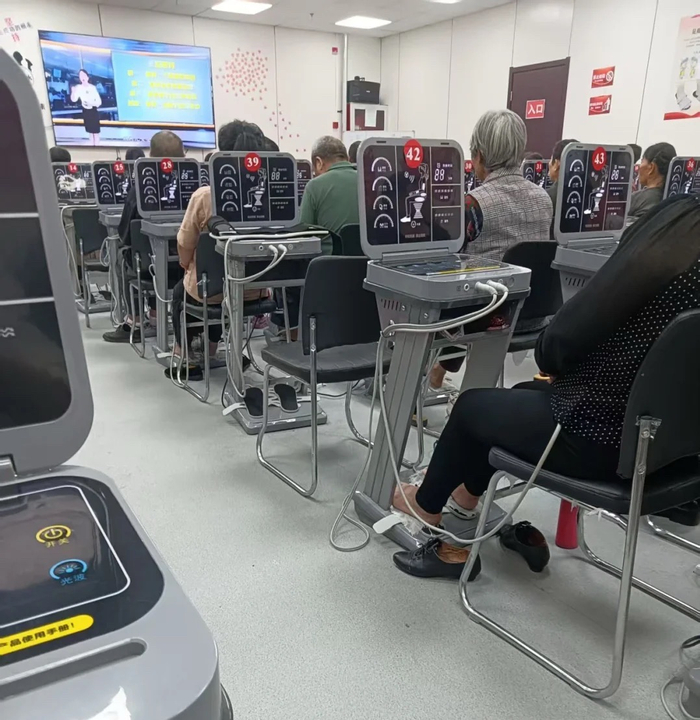 理疗店里的老人边做理疗边学习养生知识。受访者供图