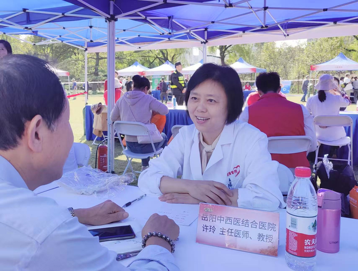 全国卫生健康系统先进工作者,岳阳医院肿瘤一科首席专家许玲风采