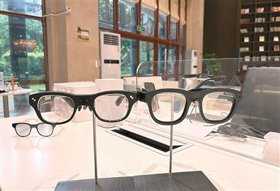 雷鸟创新智能眼镜产品。本报记者 康朴摄