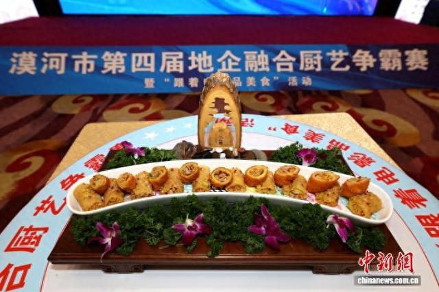 “神州北极”漠河举办第四届地企融合厨艺争霸赛暨“跟着电影品美食”活动。 邵天李 摄
