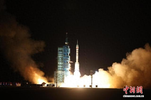 10月31日晚,神舟二十一号载人飞船在酒泉卫星发射中心成功发射。 汪江波 摄