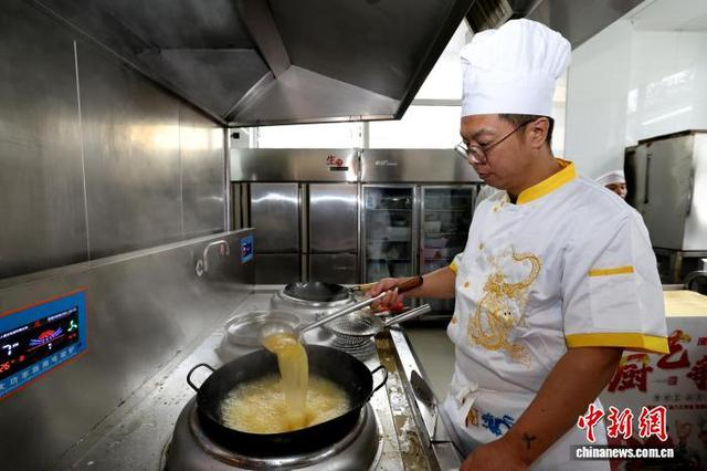 参赛厨师在烹制漠河特色美食。 邵天李 摄