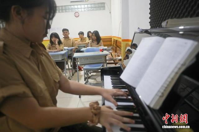 10月29日，孩子们在雅加达“因为爱”华人孤儿院上音乐课。 中新社记者 李志全 摄