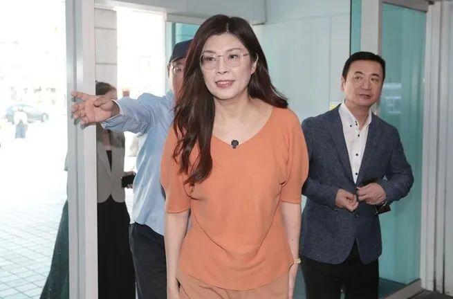郑丽文（中） 资料图 图源：台媒