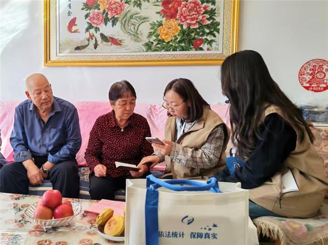 调查员在鄂尔多斯市入户登记人口信息。（孟昊霆 摄）