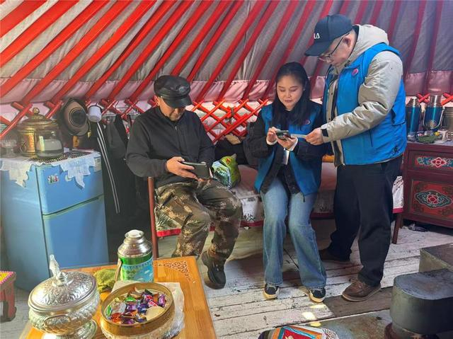 调查员在呼伦贝尔市入户登记人口信息。（包晗 摄）
