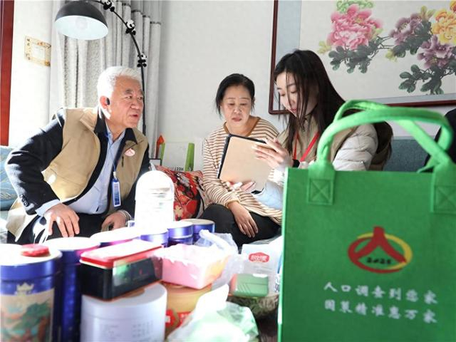 调查员在呼和浩特市入户登记人口信息。（特日坤 摄）