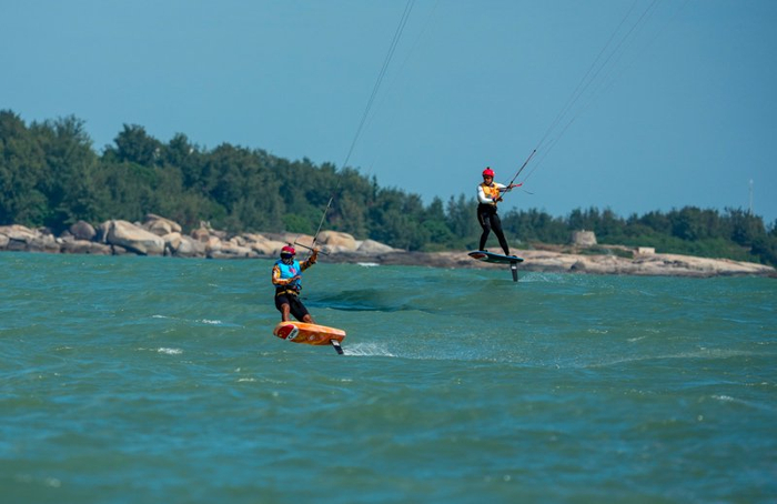 黄齐滨(右)与张浩然(左)在决赛中展开争夺。