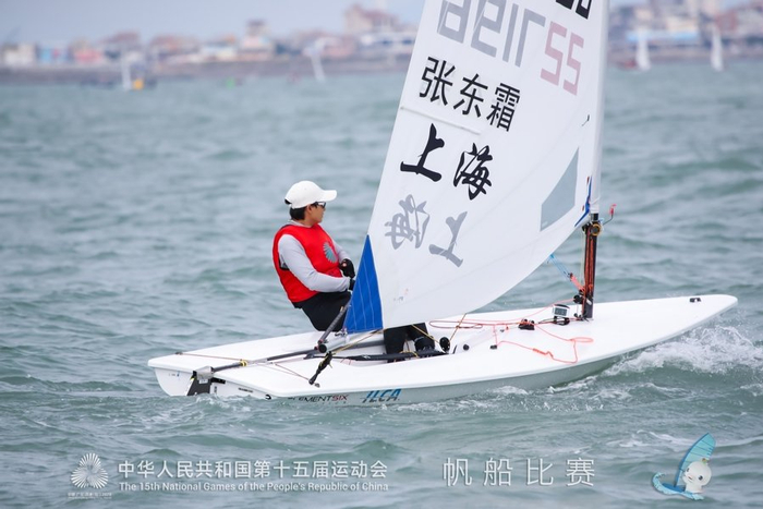 在预赛第一天,张东霜的手肘筋膜炎就发作了。