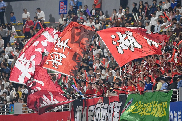 热情的苏超球迷。