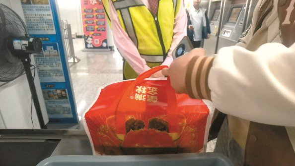             乘客拎大闸蟹进地铁站被拦下          