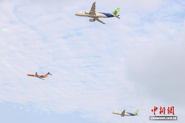 图为在2025南昌飞行大会暨航空产业博览会上,三架国产客机首次上演编组飞行。刘力鑫 摄