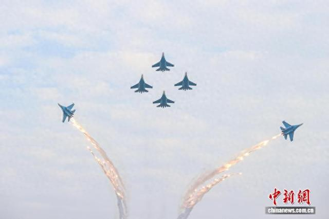 图为在2025南昌飞行大会暨航空产业博览会上,俄罗斯“勇士”飞行表演队进行飞行表演。刘力鑫 摄
