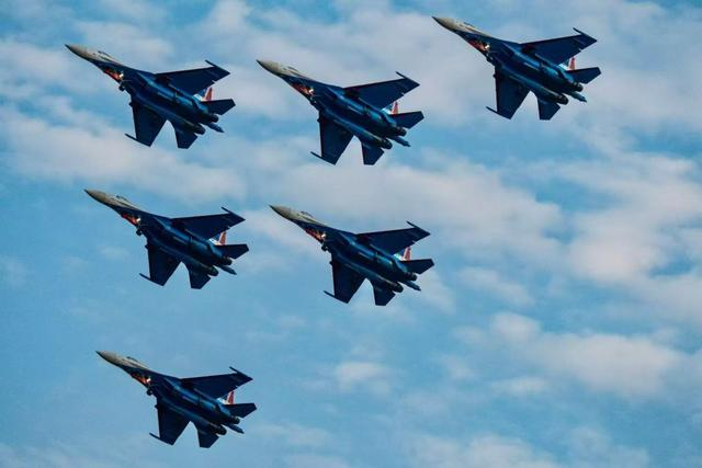 6机编队“加力盘旋”。图/王苏宁 摄