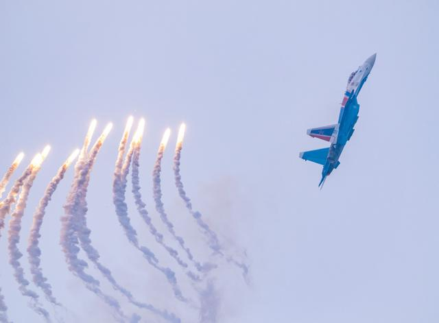 单机“眼镜蛇”机动并释放干扰弹。下文图片均为 颜正华 摄