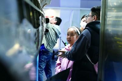 观众在北京航空航天博物馆参观飞机机身结构实物展品。本报记者 郭冠东摄