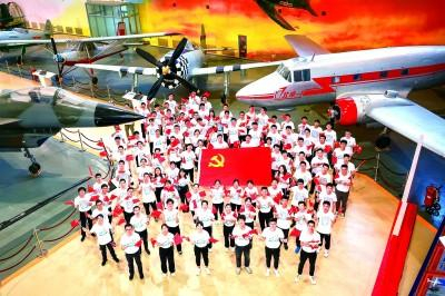 北航学子在北京航空航天博物馆开展“逐梦空天 领航未来”主题党日活动。北京航空航天大学供图