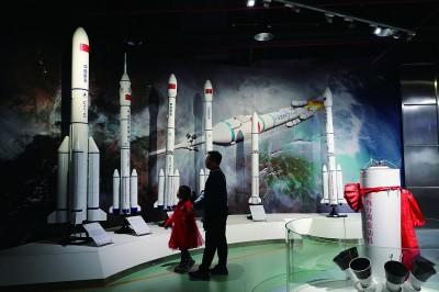 北京航空航天博物馆“神舟问天”展区展出的我国各型运载火箭模型。本报记者 郭冠东摄