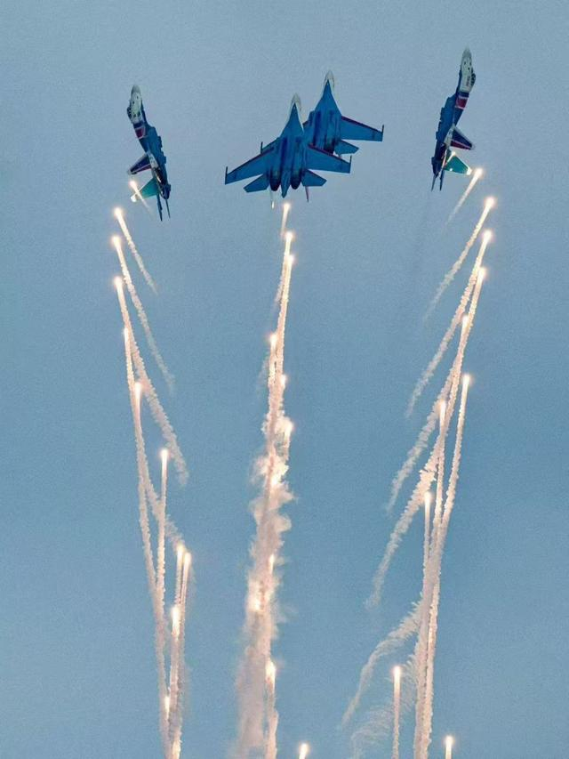 4机“向上开花”图/王苏宁 摄