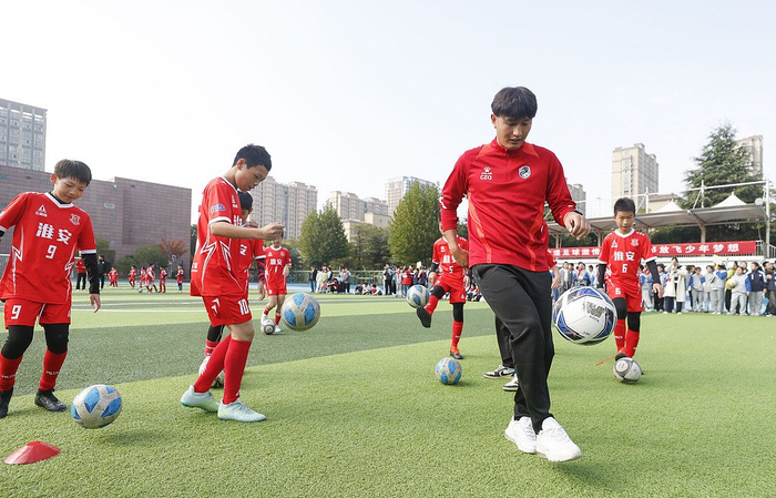 苏超的火热带动了更多青少年参与足球。