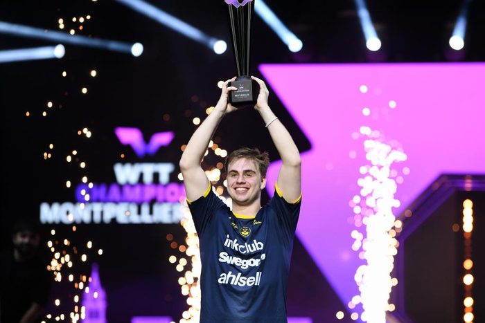 11月2日，瑞典选手莫雷高德在受奖庆典上。新华社记者 连漪 摄