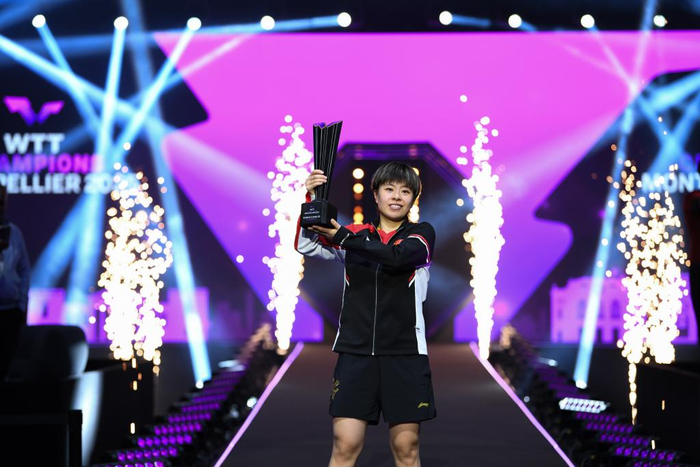 11月2日，中国选手王艺迪在受奖庆典上。新华社记者 连漪 摄