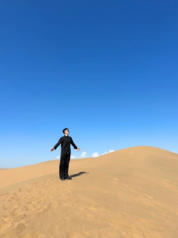  2024年夏天，屈雨瑜在内蒙古乌兰布和沙漠。受访者供图