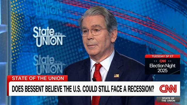 当地时间11月2日，贝森特在节目中谈及美联储降息相关话题。视频截图 