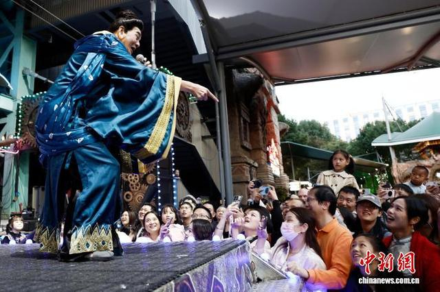 11月2日，中国香港男演员李国麟在上海千古情景区，参加“千古情奇妙夜”主题活动，并与游客互动。中新社记者 殷立勤 摄 