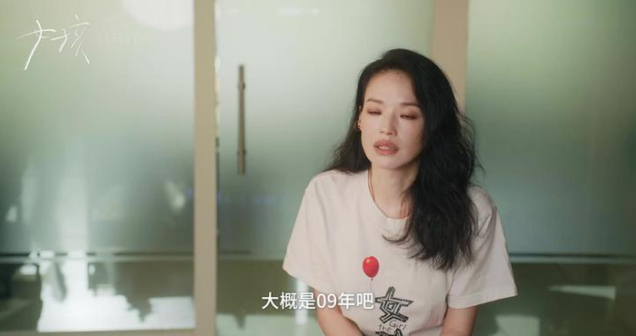 妈妈没长大，女儿就得提前懂事：《女孩》拍出太多中国家庭的隐痛
