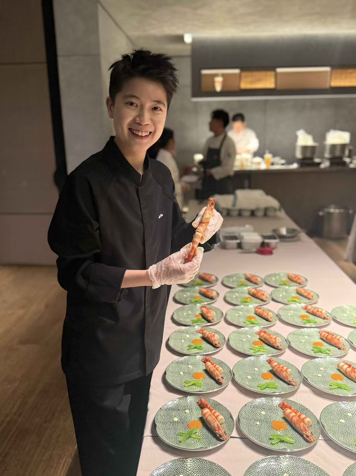   10月13日傍晚，北京，屈雨瑜在后厨为晚宴做准备。新京报记者 吴淋姝 摄