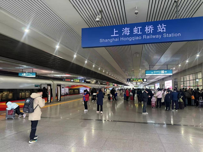 2025年2月1日京沪高铁G24次列车到达上海虹桥站 摄影/路炳阳