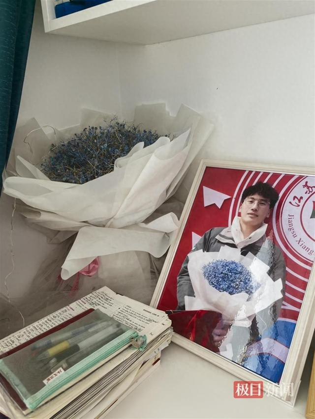 张俊豪书桌上的遗物（极目新闻记者拍摄）