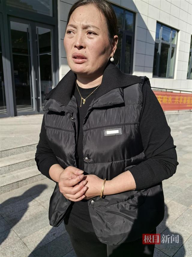 张俊豪的母亲走出法院时满脸憔悴（极目新闻记者拍摄）