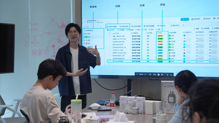 屈江峰在公司内部推广使用飞书多维表格