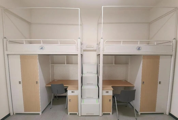 宿舍内部上床下桌