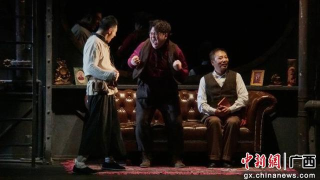 图为中法共创奇幻剧《海底两万里》演出现场。莫伟雯 摄