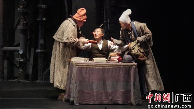 图为中法共创奇幻剧《海底两万里》演出现场。莫伟雯 摄