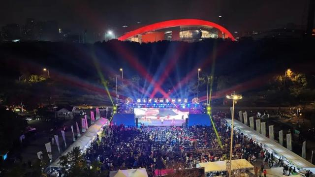 银杏里街区“苏超”第二现场。 南京市商务局供图