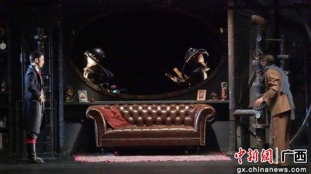 图为中法共创奇幻剧《海底两万里》演出现场。莫伟雯 摄