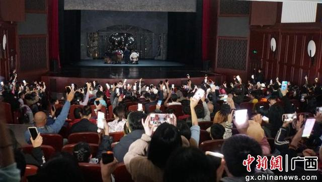图为中法共创奇幻剧《海底两万里》演出现场。莫伟雯 摄