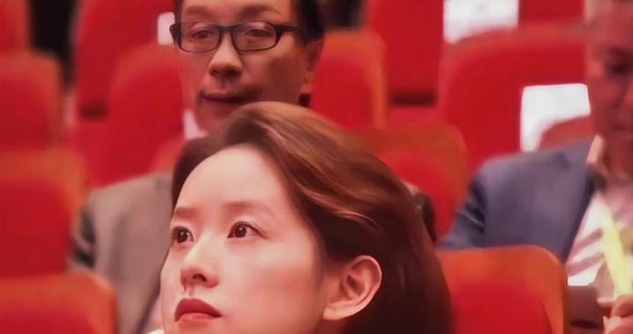 高嫁从来不是童话，而是权力博弈：赢麻了的章泽天，好有“狼性”