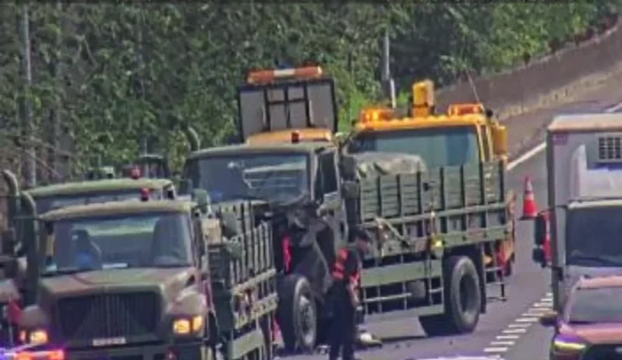 军用卡车追撞事故现场图。图源：环球网