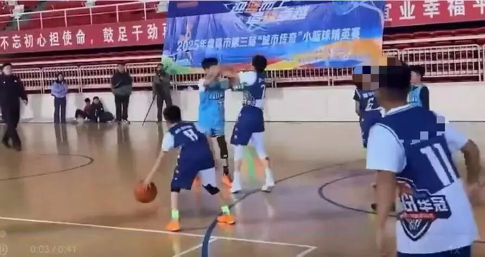 ▲小球员发生冲突 图/网络截图