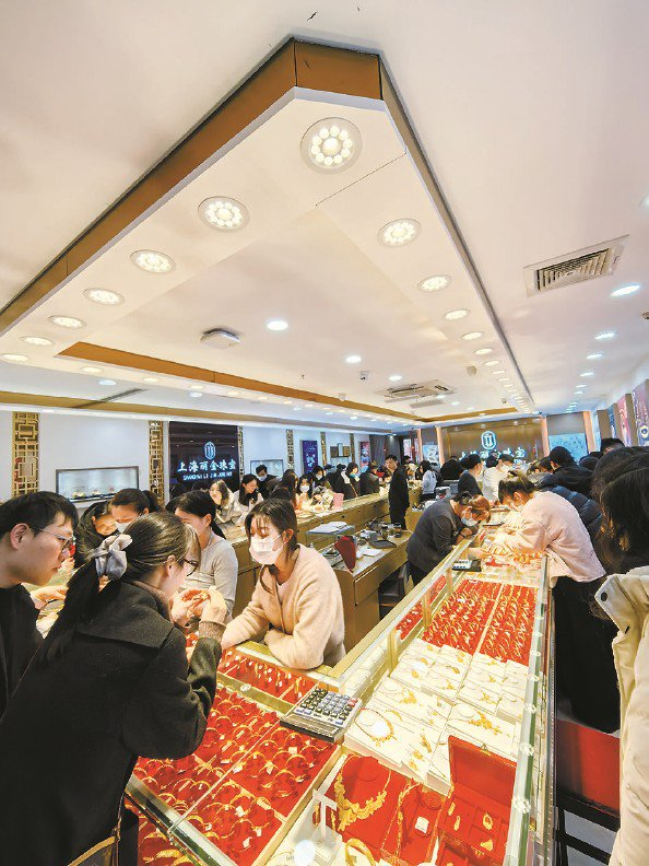  上海紫锦城珠宝交易中心黄金饰品柜台前人头攒动（摄于2025年2月）本报记者 刘歆 摄 