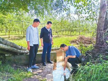 　　帮扶工作队对今年7月底竣工的大堰沟村二组蓄水池沟渠建设项目运行情况与实际成效进行回访调研。