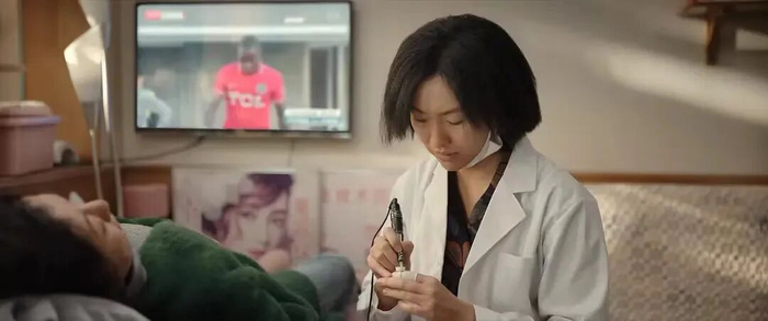 图源/电视剧《漫长的季节》对比秀芬走进整容诊所前的紧张无措,李静