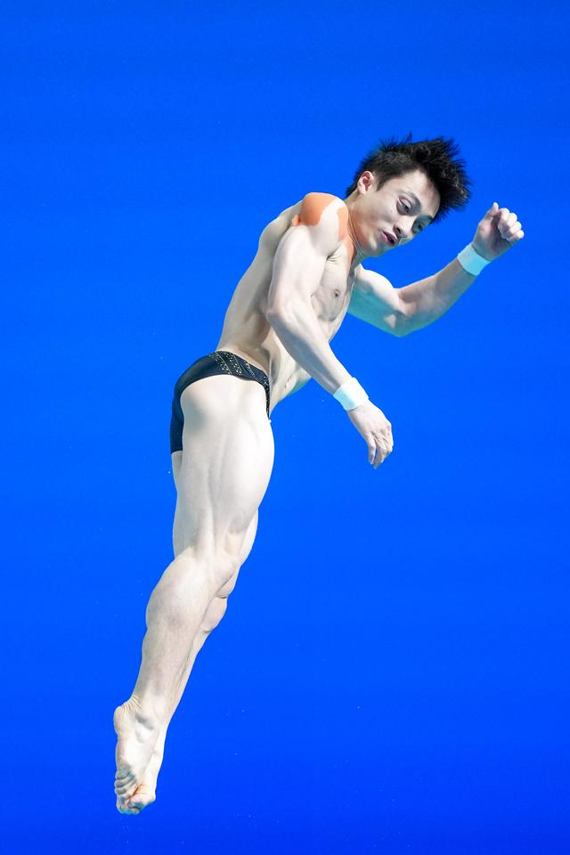 11月5日，山东队选手练俊杰在男子个人全能3米跳板比赛中。新华社记者 薛宇舸 摄