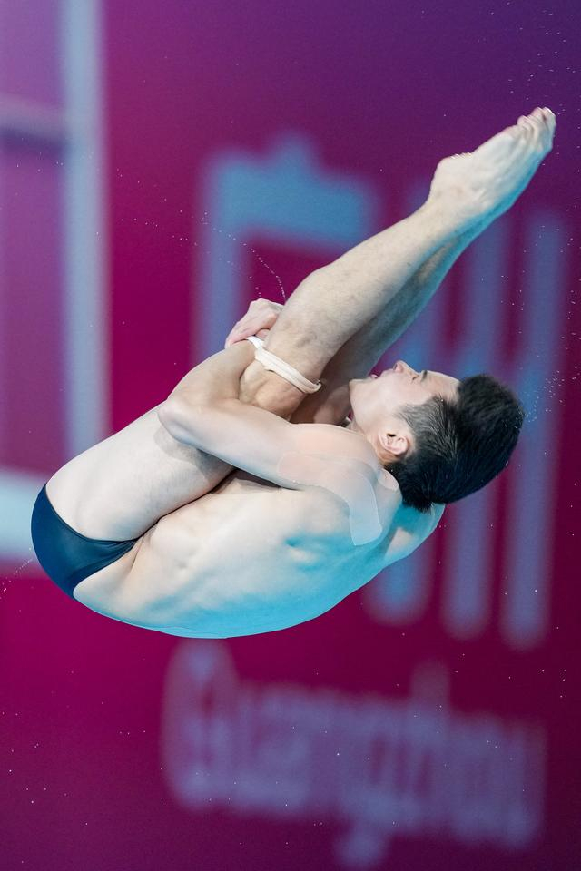 11月5日，北京队选手曹缘在男子个人全能10米跳台比赛中。新华社记者 薛宇舸 摄